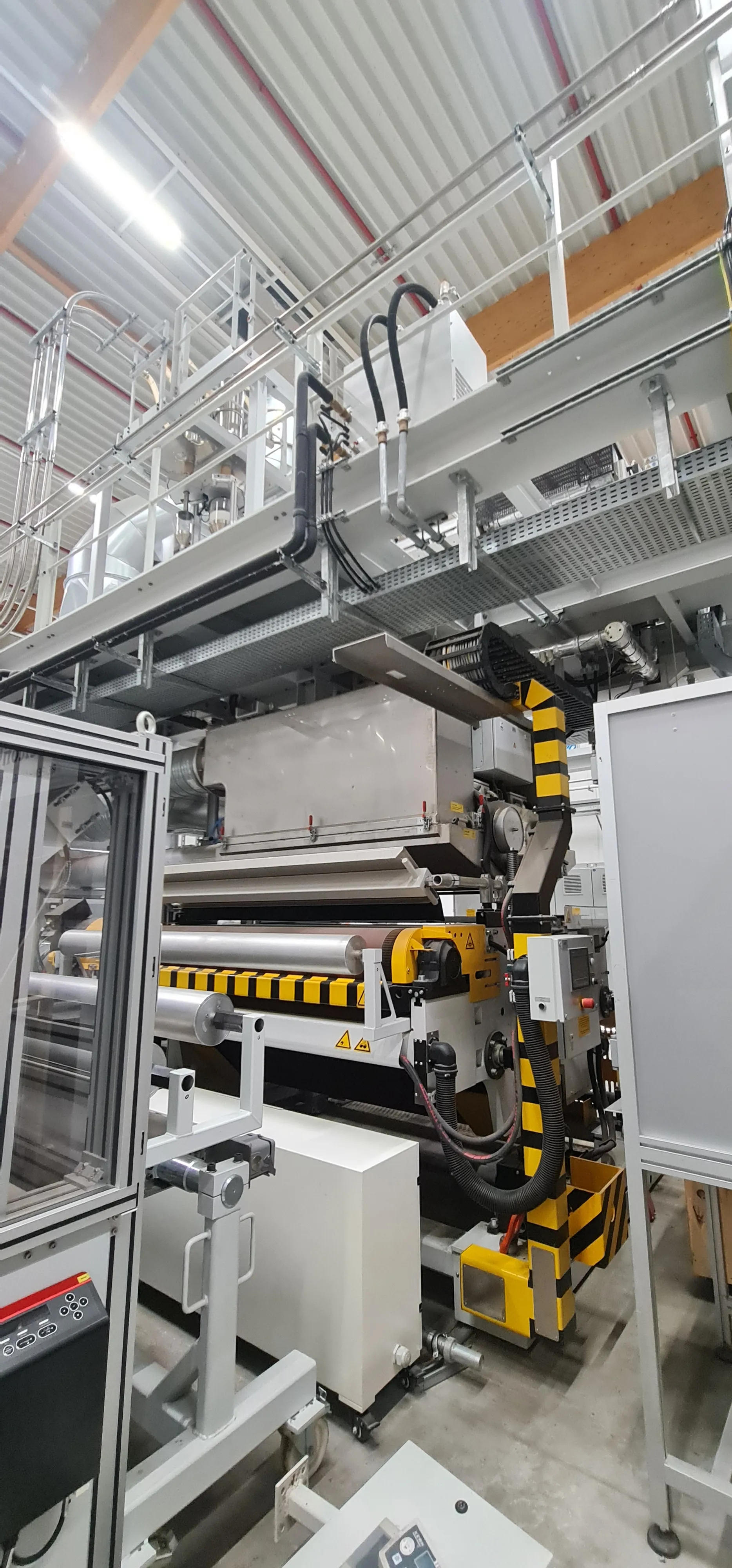 Extrusion head and roll stack seen from the mezzanine walkway