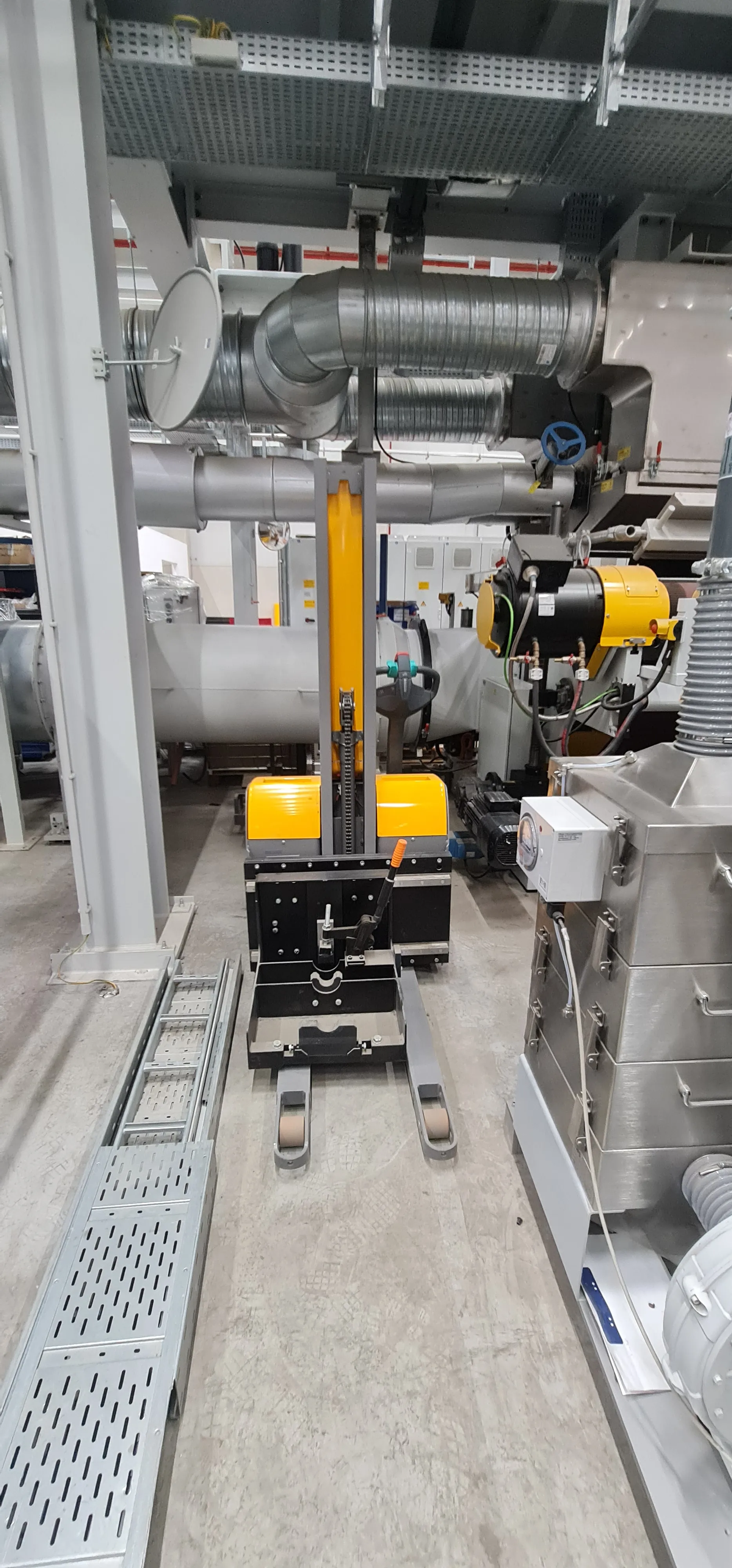 Facility aisle with pallet truck and electrical cabinets