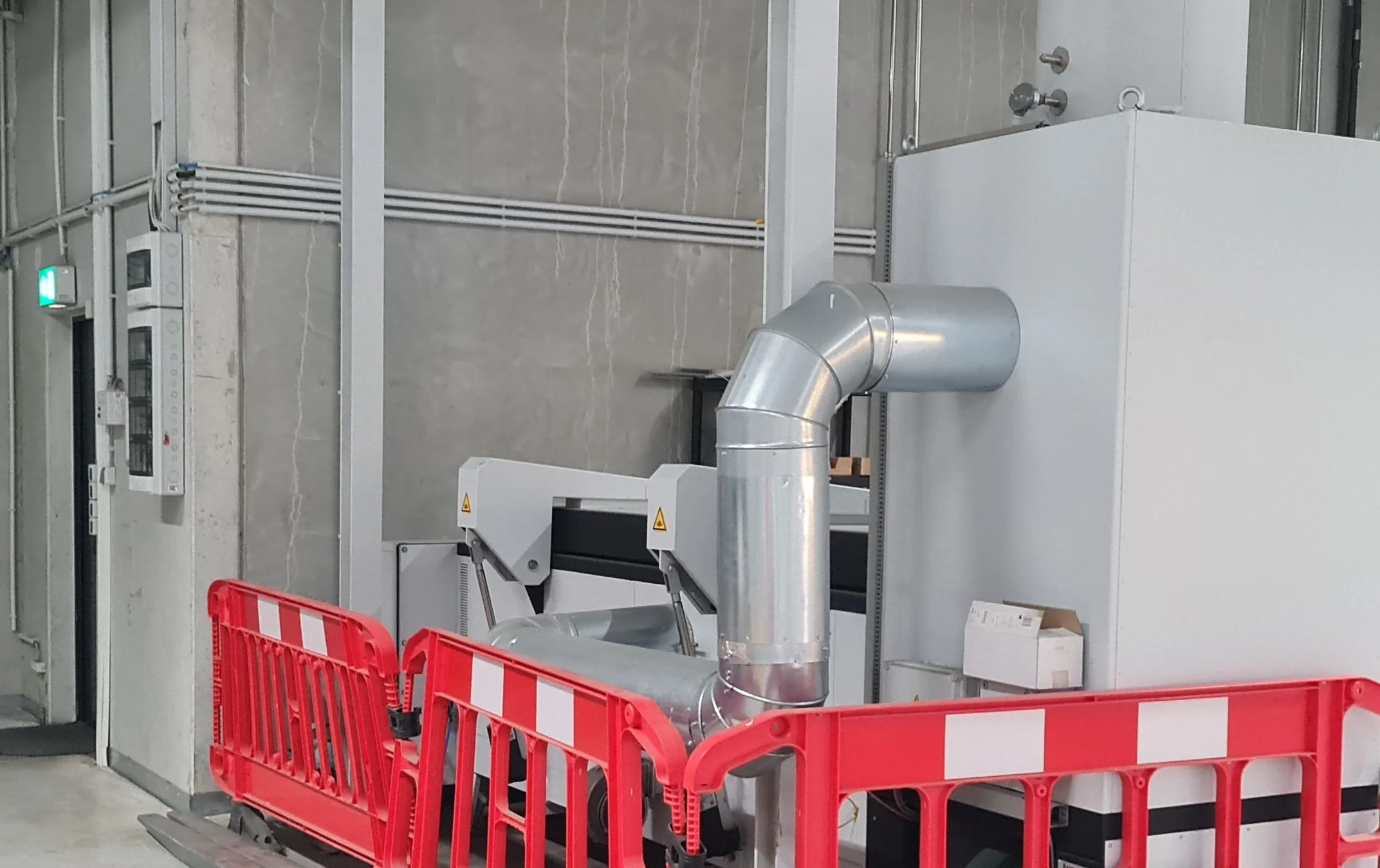 Lytzen burn-off oven for cleaning die parts, with exhaust duct
