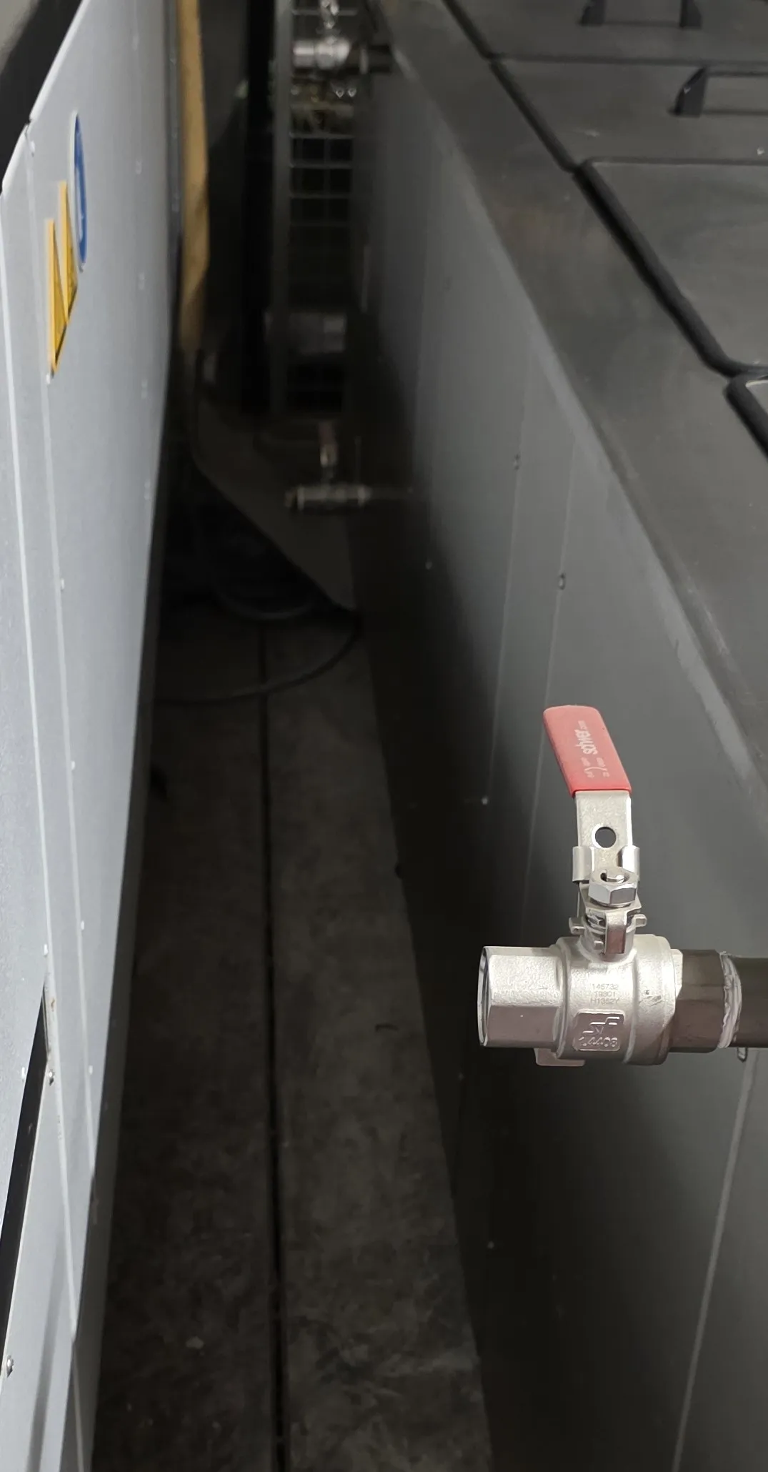Drain valve on the ultrasonic cleaning bath